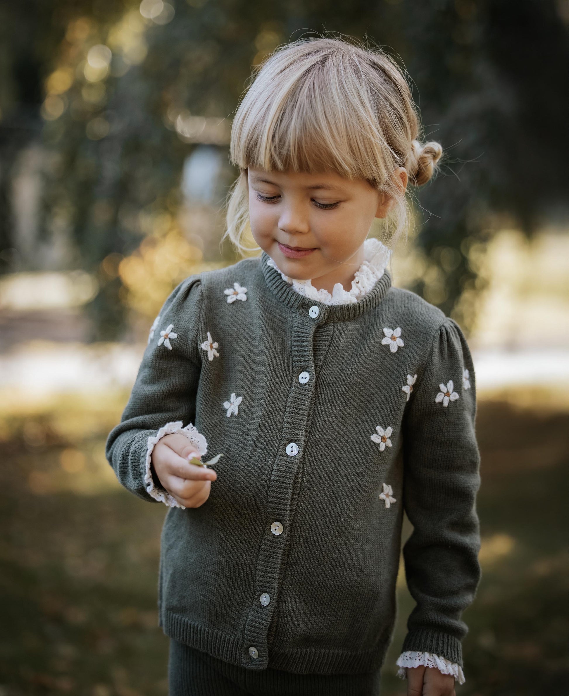 FLIINK DAISY HAND EMBROIDERED CARDIGAN CARDIGAN BEETLE