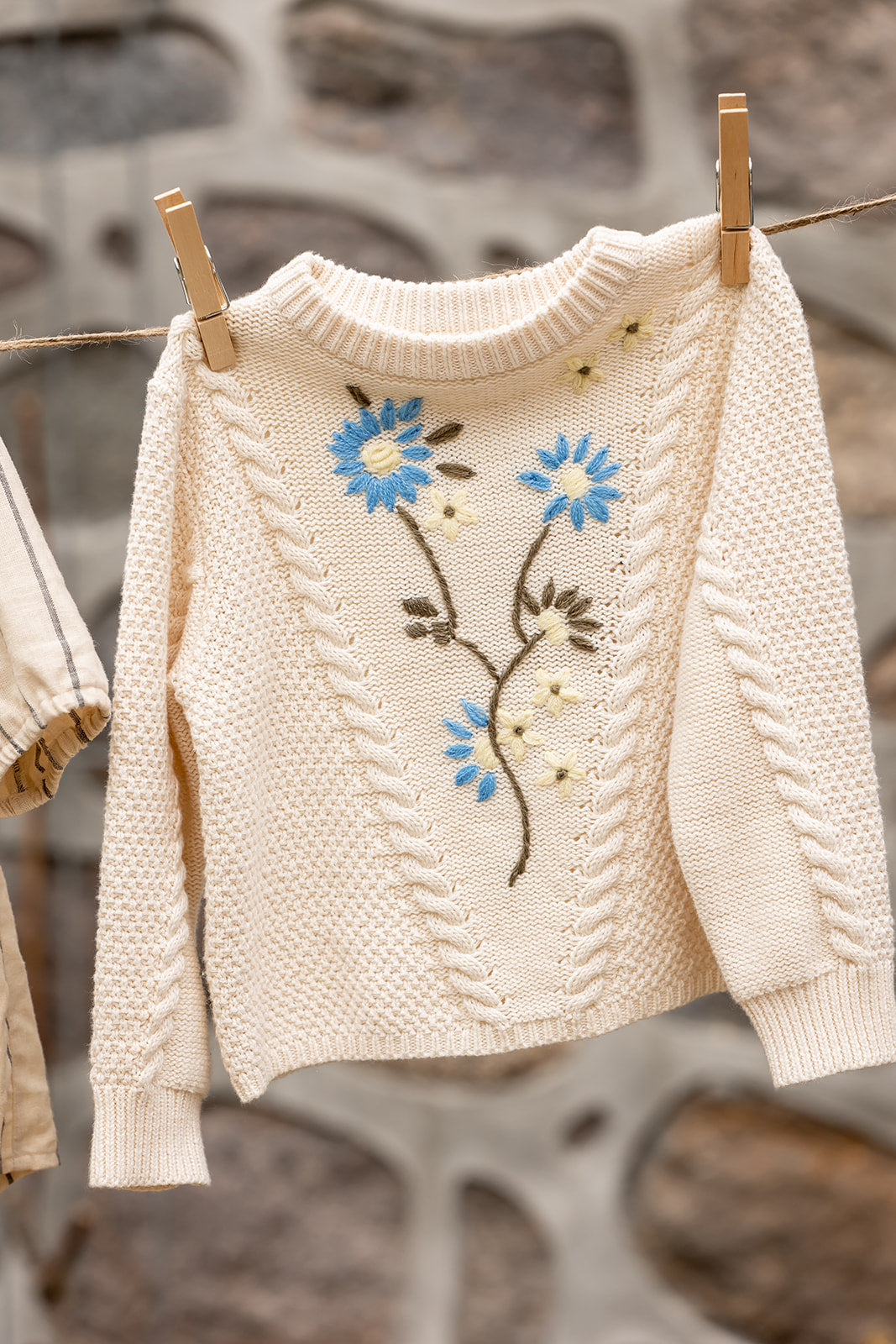 FLIINK FLOWER EMBROIDERED PULLOVER PULLOVER SANDSHELL